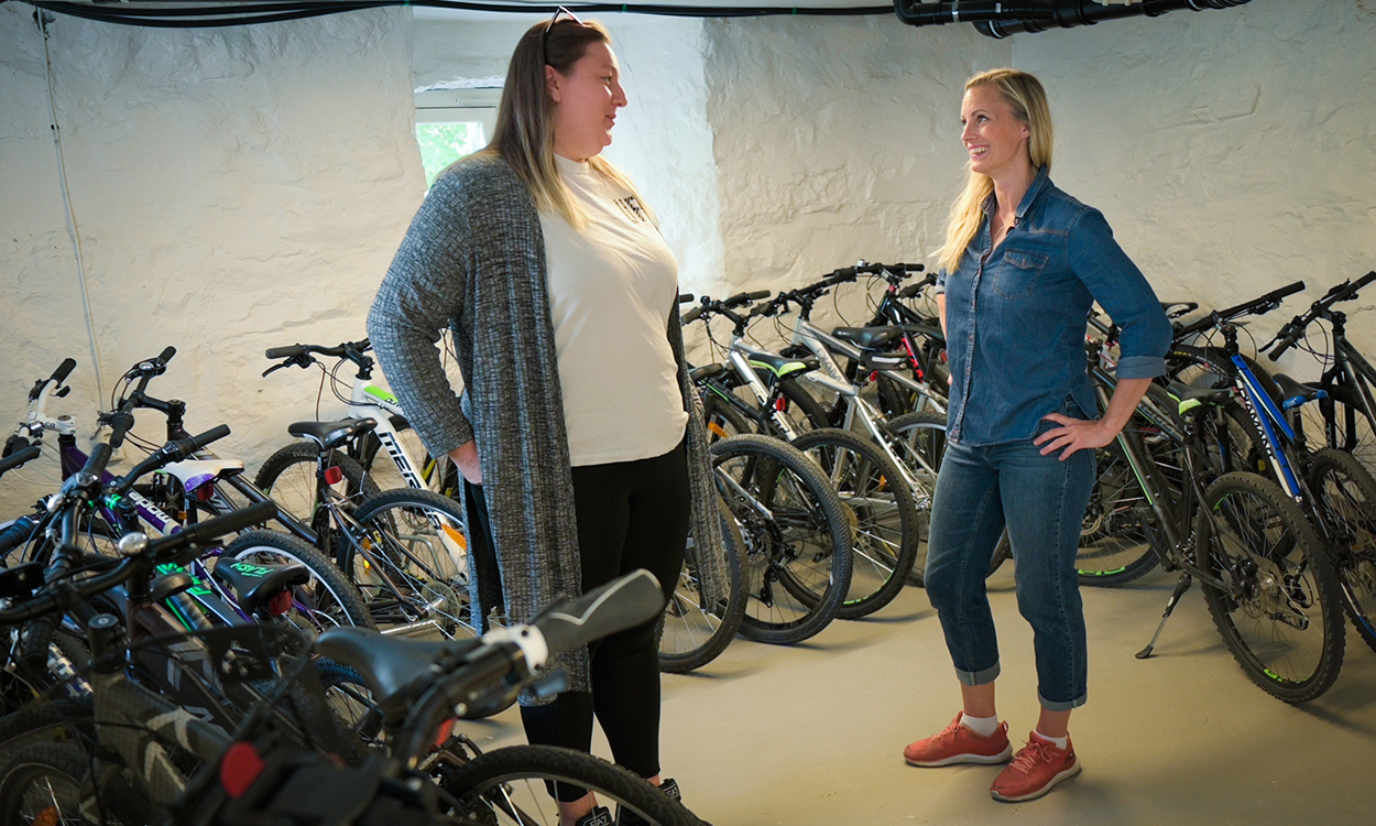 Silje Sandmæl ser på sykler som kan lånes gratis av barn i Bua. 