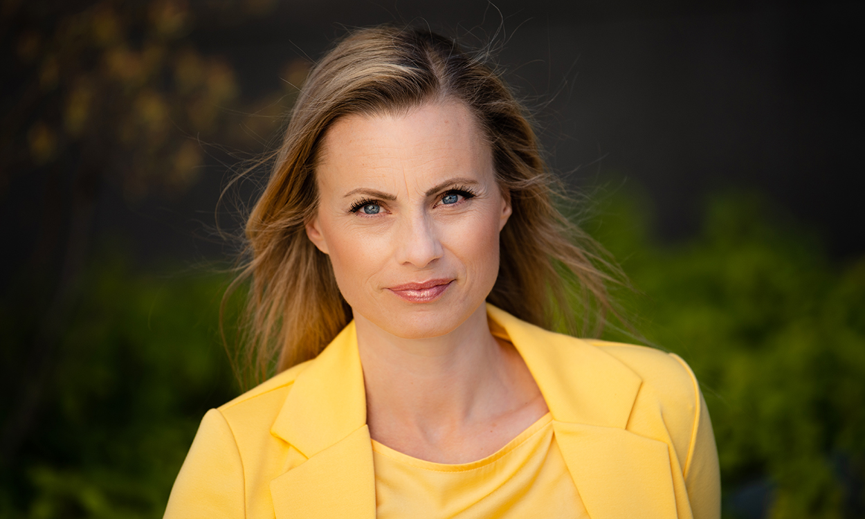 Silje Sandmæl med grønn bakgrunn