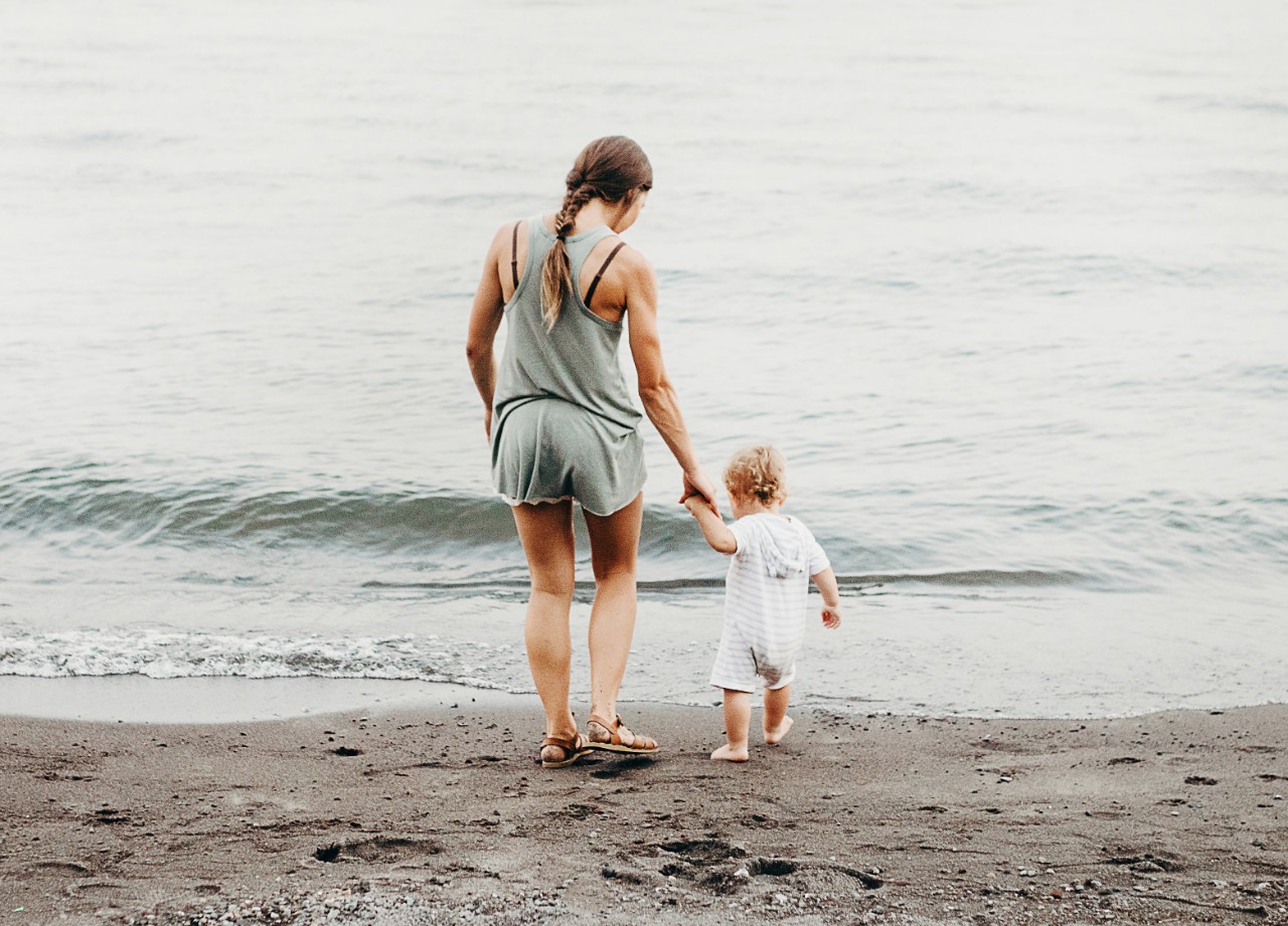 bilde av mamma og barn ved strandkanten