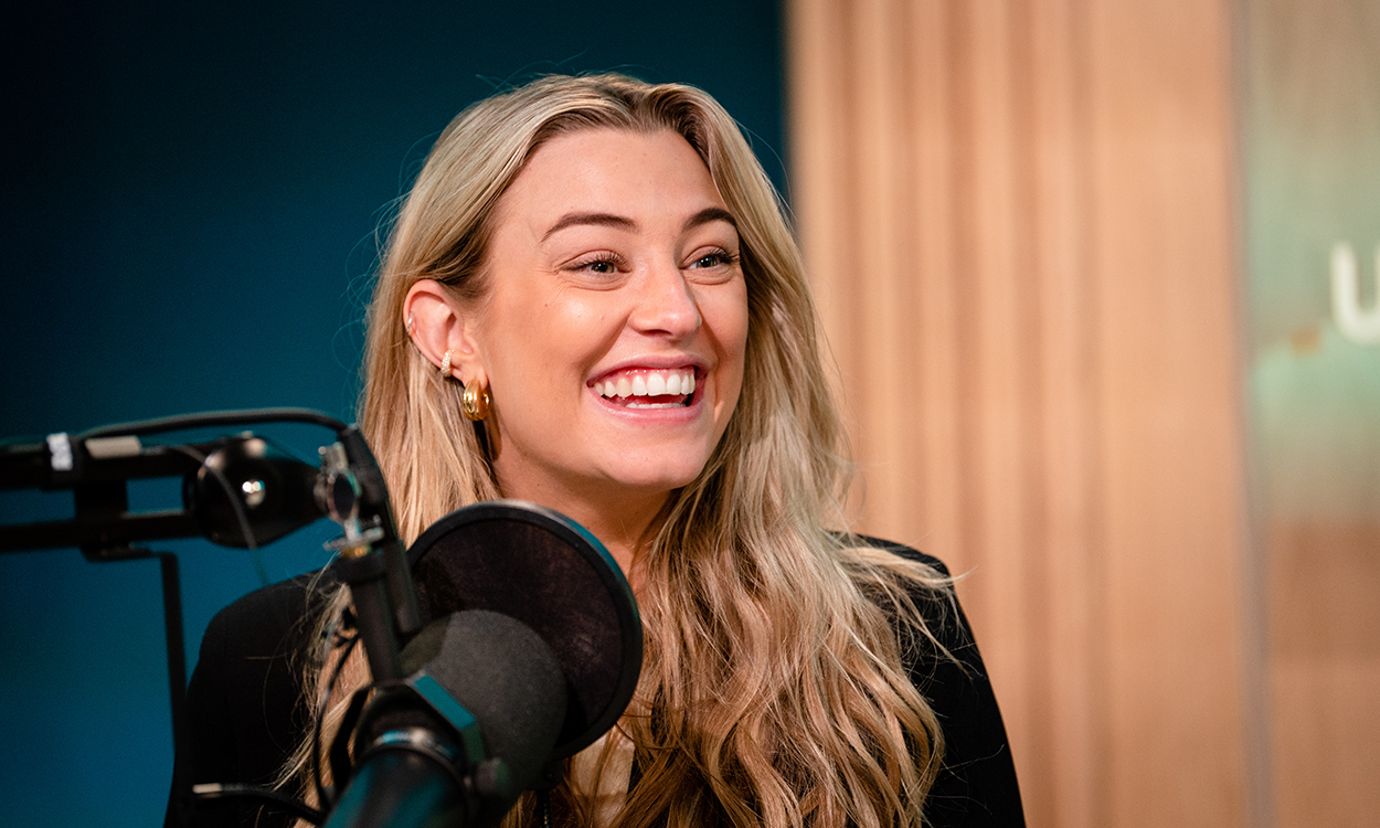 Marte Bratberg spiller inn Pengetabu i studio. 