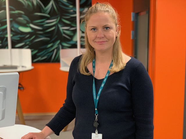 HOLDT FOREDRAG: Rådgiver June Martinson på DNB Sotra. Foto: DNB