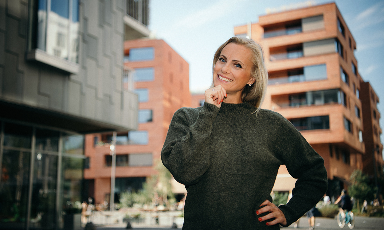 Silje Sandmæl står ved boliger i Bjørvika. 