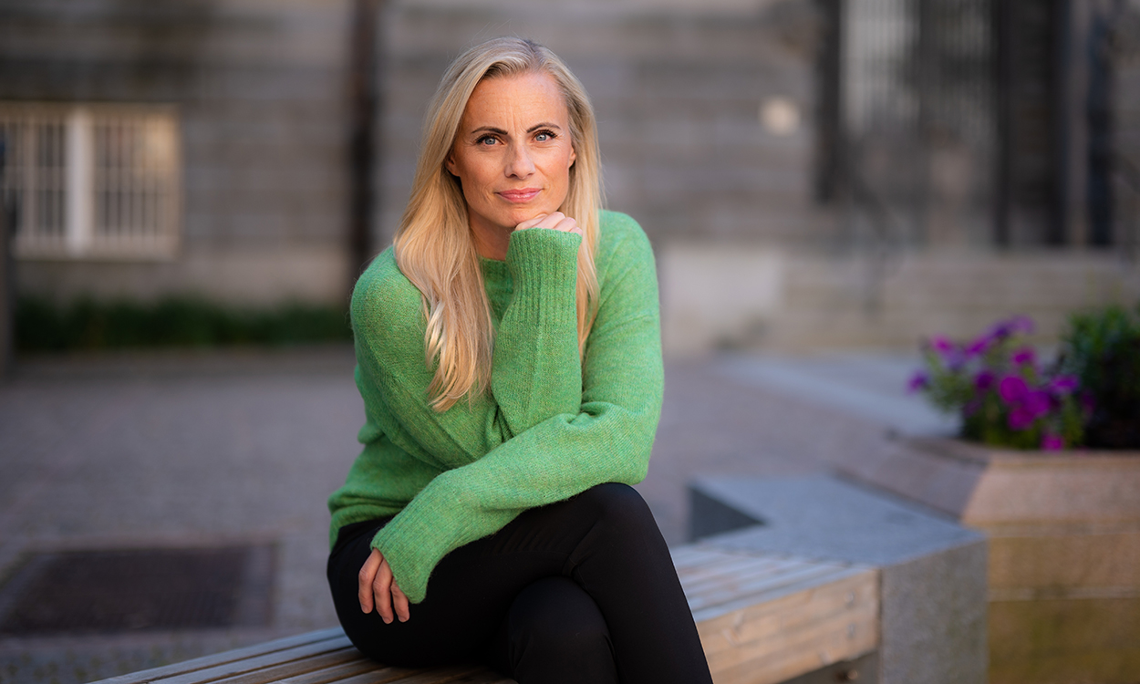 Silje Sandmæl sitter på en benk. 