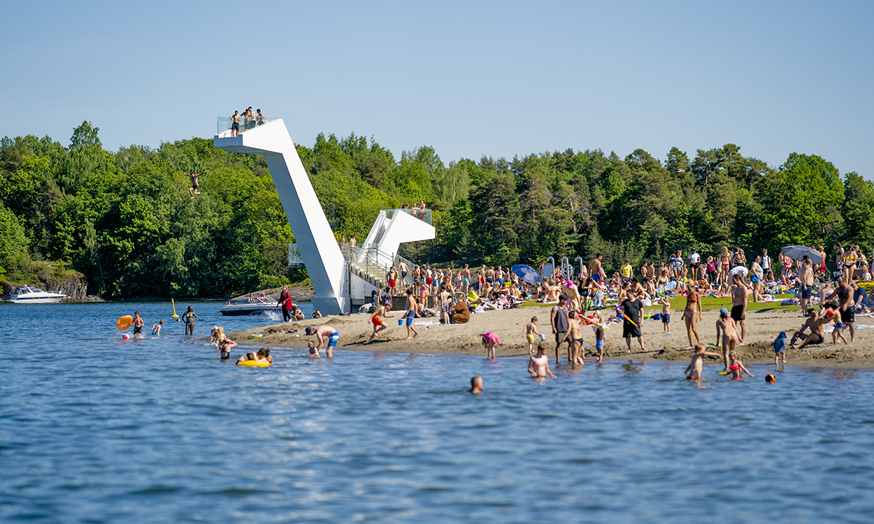 Sandvika 20200531. Folk koser seg i det flotte sommerværet på Kadettangen i Sandvika med sol og bading på stranda.Foto: Stian Lysberg Solum / NTB scanpix