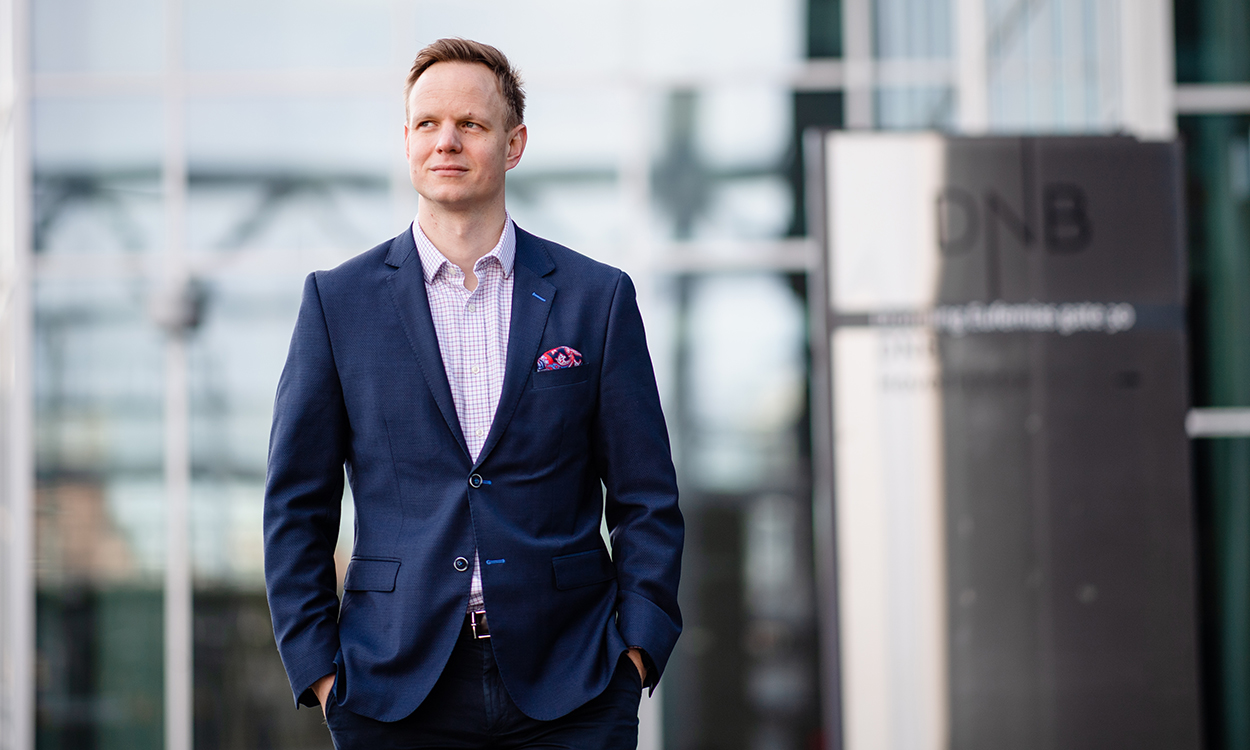 Terje A. Fjeldvær ser tankefull ut, ruslende med hendene i lomma utenfor DNB -bygningene i Bjørvika.