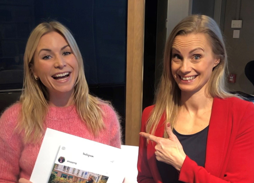 Silje sandmæl peker mot Kornelia som smiler.