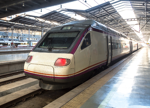 bilde et tog som står stille på Malaga stasjon