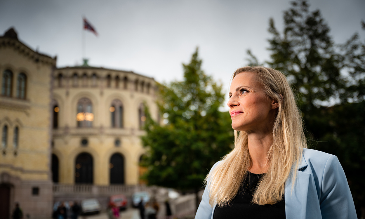 Silje Sandmæl står foran Stortinget. 