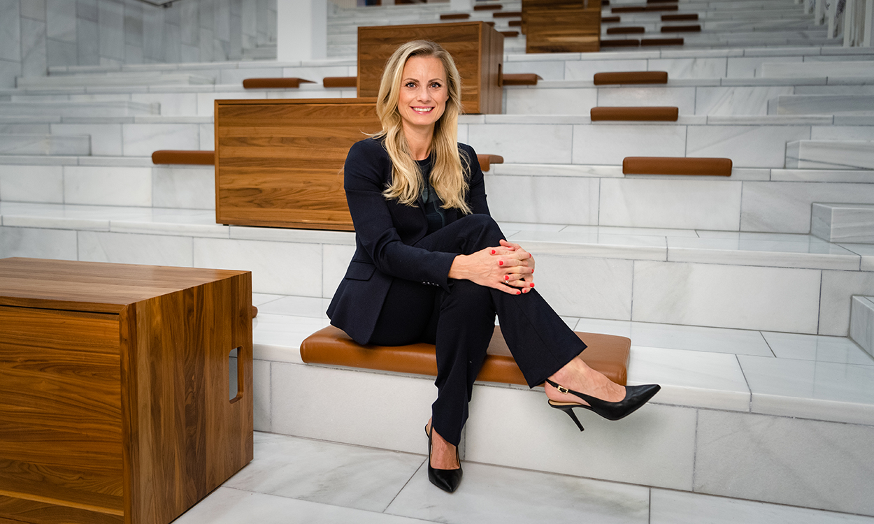 Silje Sandmæl sitter i marmortrappen i Bjørvika