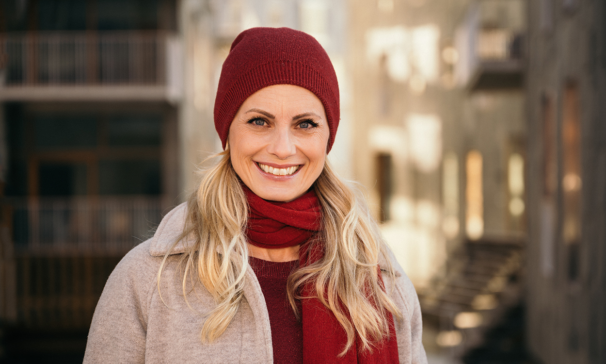 Silje Sandmæl er kledd i rød lue og vinterkåpe.