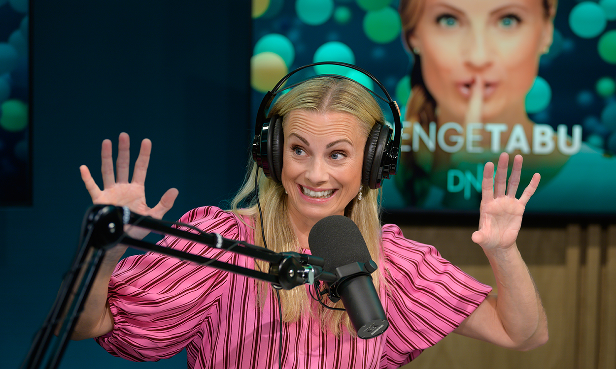 Silje Sandmæl spiller inn Pengetabu i studio. 