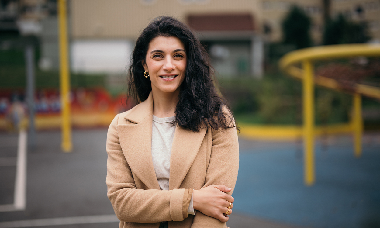 Behnaz Ganji står ved en lekeplass i Bergen. 