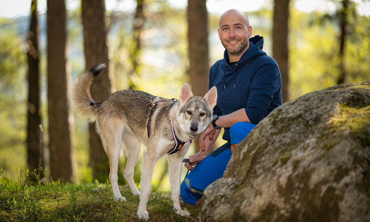 Stian Revheim er på tur i Bergensmarka med hunden sin. 