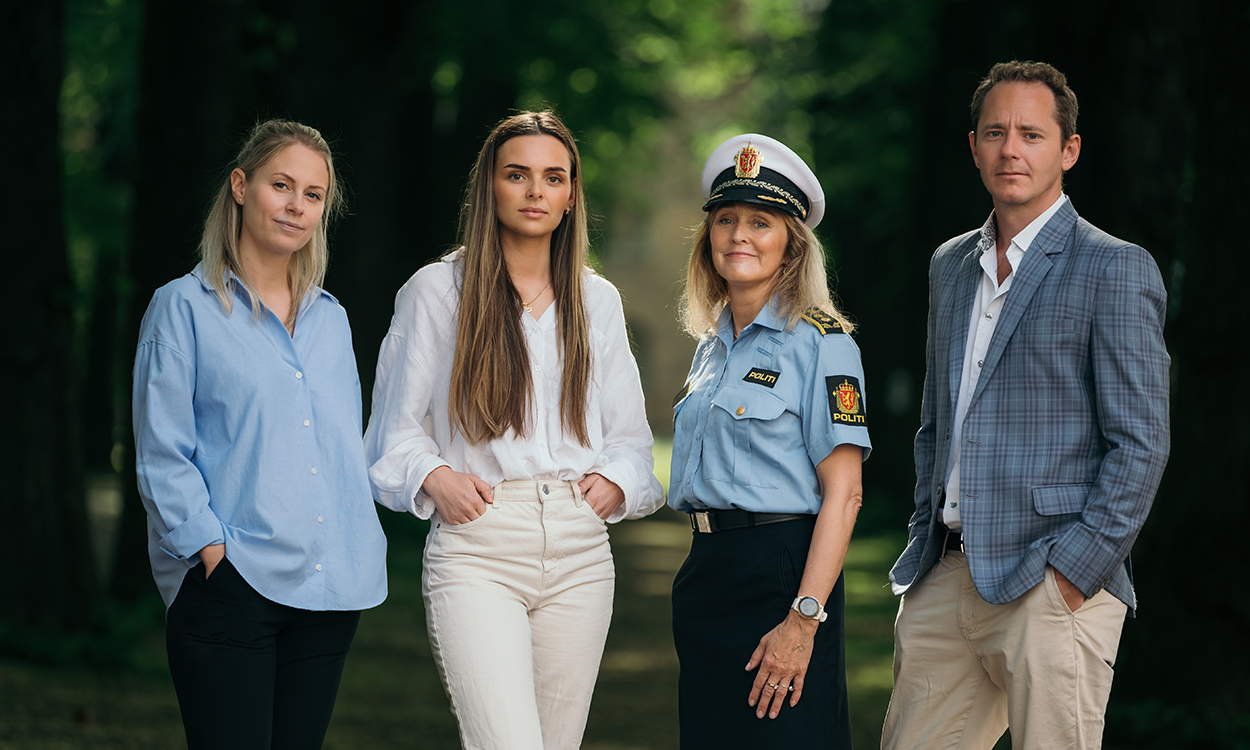 Ida Marie Edholm (Nordea), Ingrid Grav (Danske Bank), Christina Thomassen Rooth (Politiet) og Sebastian Takle (DNB) står i parken ved Politihuset i Oslo.