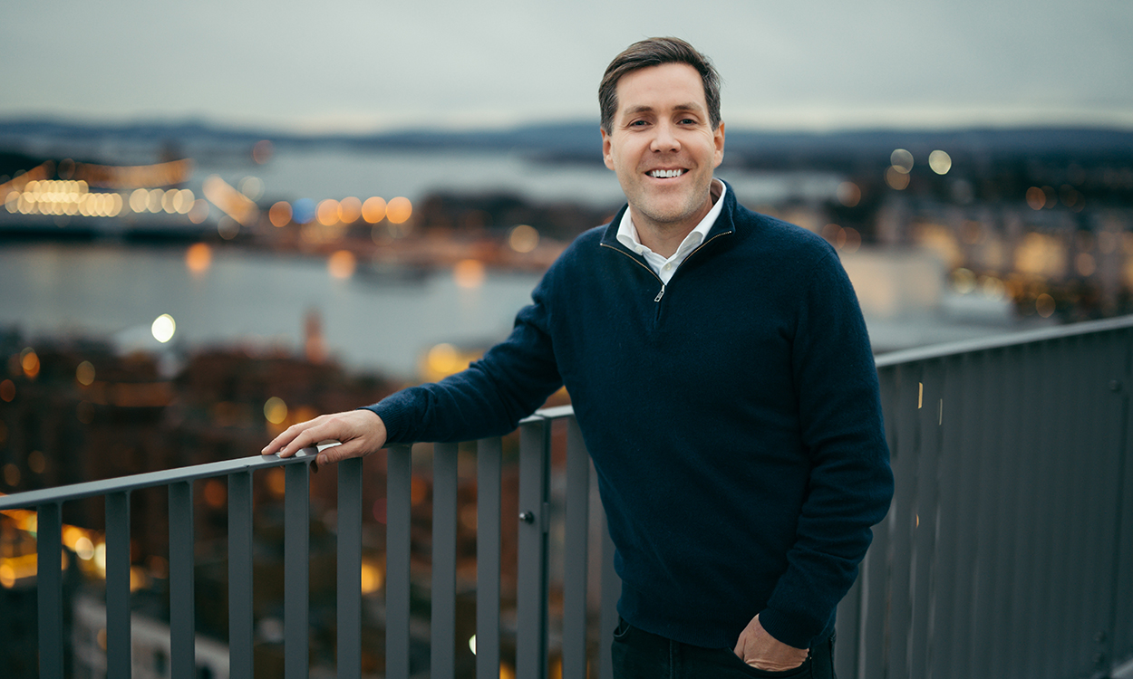 Joachim Eidang, Synega, står i 16. etasje hos DNB med utsyn over Sørenga og fjorden.