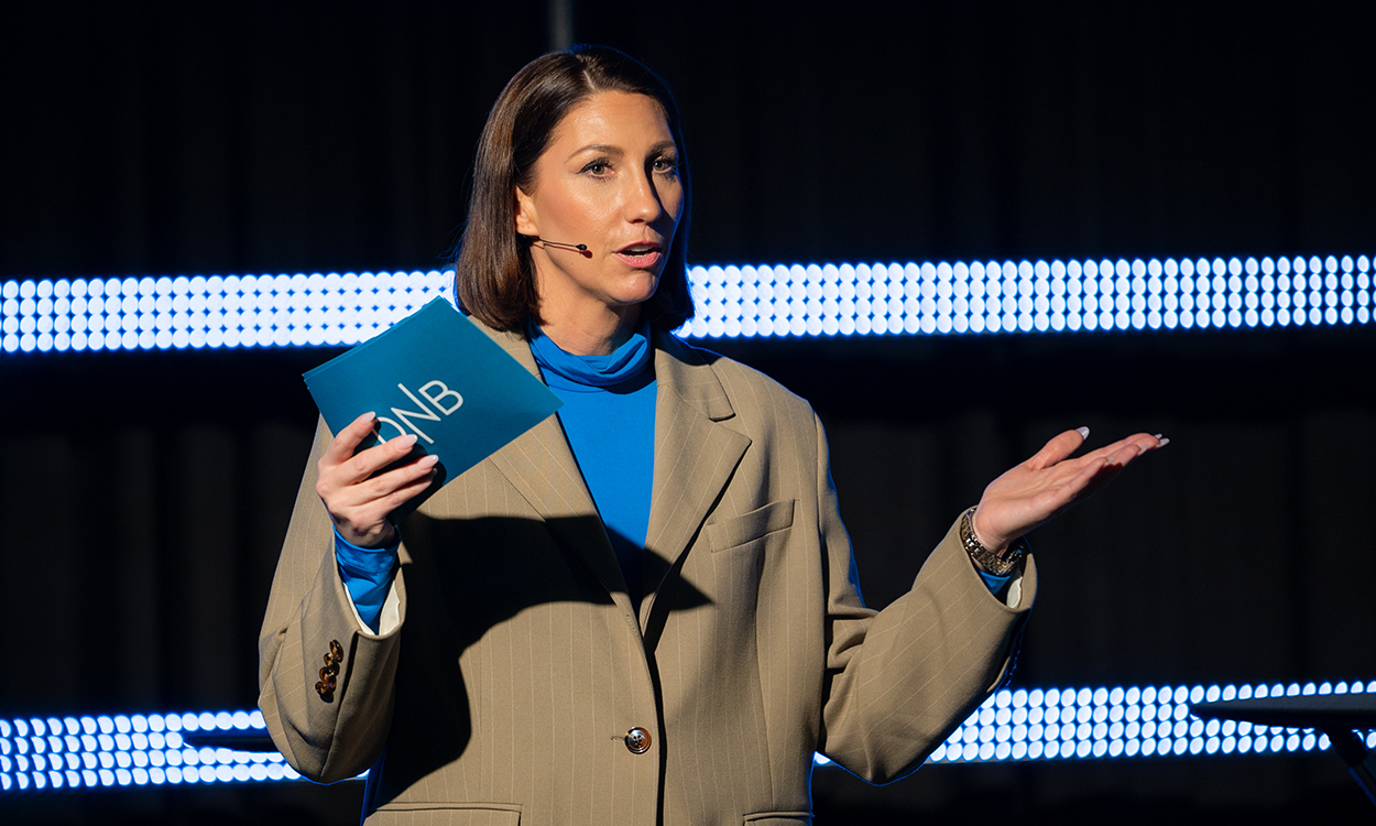 Maria Archontoulis leder paneldebatt på DNB NXT i Oslo.