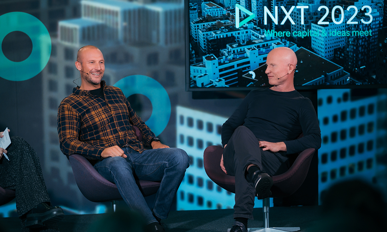 Aksel Lund Svindal og Per Otto WoldSpond prater på scenen under DNB NXT 2023. 