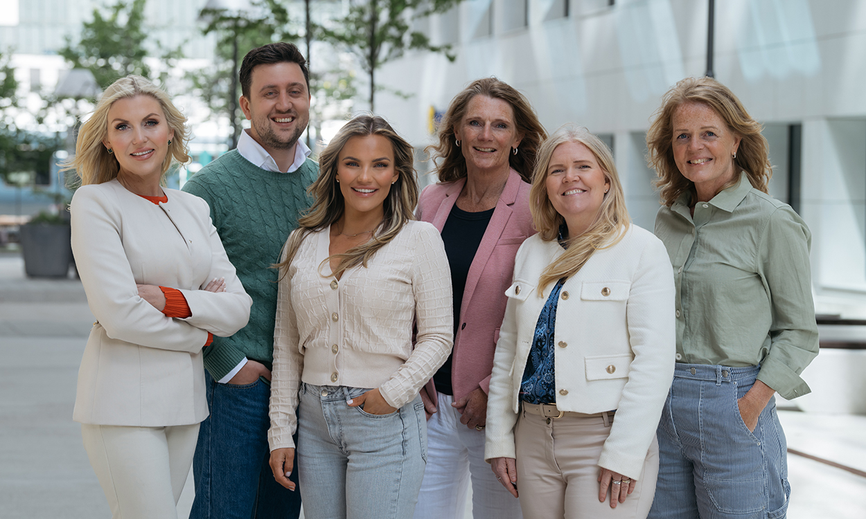 Line Therese Øien, Steffen Lie Pringle, Sigrid Høisveen Ulekleiv, Hanne Rieker, Irene Høyland Berg og Caroline Wannehag står utenfor DNBs hovedkontor i Bjørvika. 