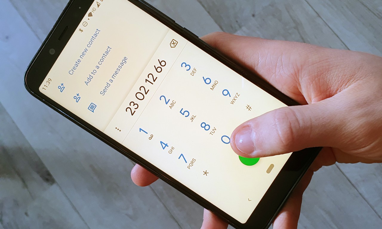 bilde av en hånd som ringer et mobilnummer