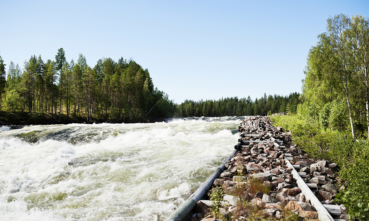 Høy vannføring i elv