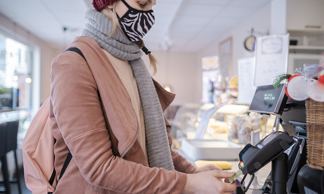 Dame betaler i butikk