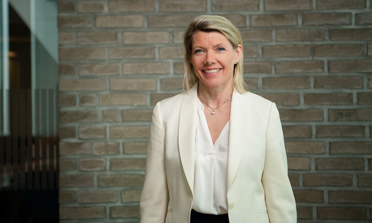 Kjerstin Braathen er kledd i hvit jakke og bluse. 