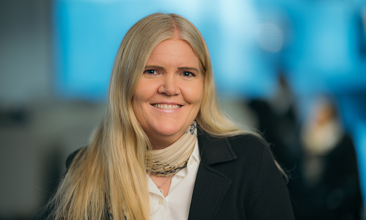 Irene Høyland Berg står i kontorlandskapet.