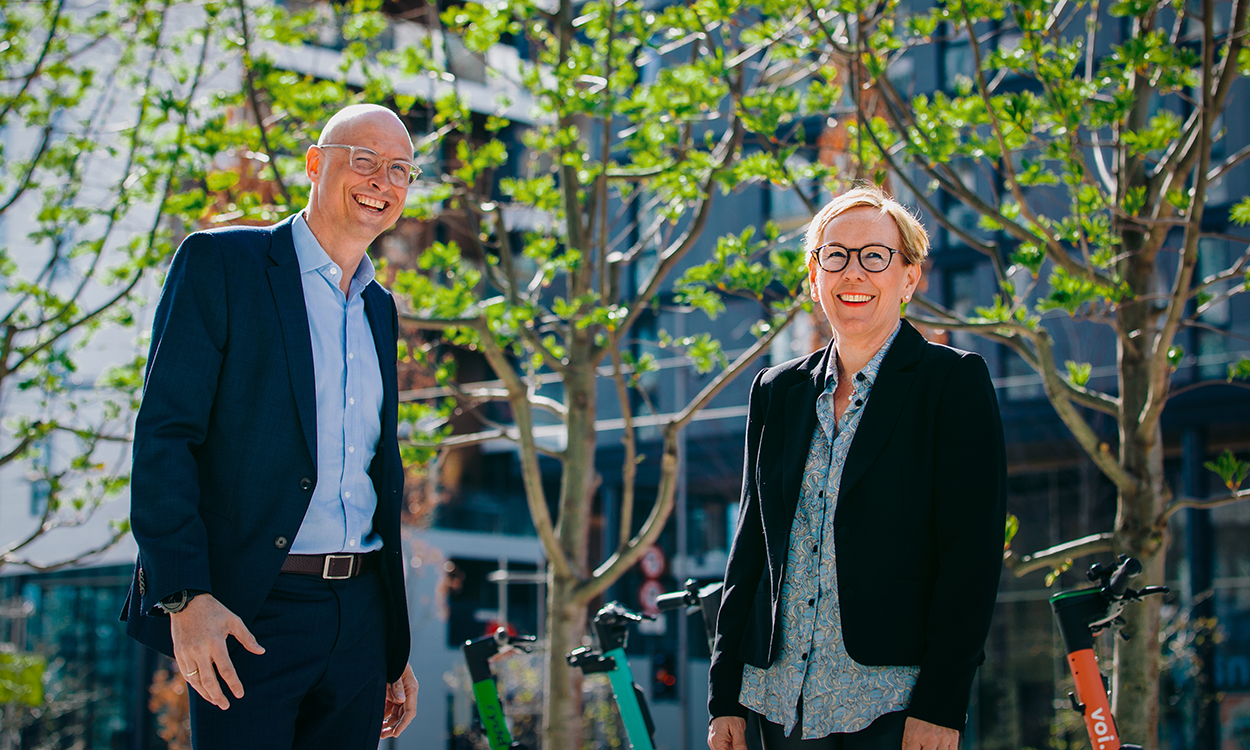 Marit Nygaard og Anders Grevstad foreviget i vårsolen utenfor DNBs hovedkontor.