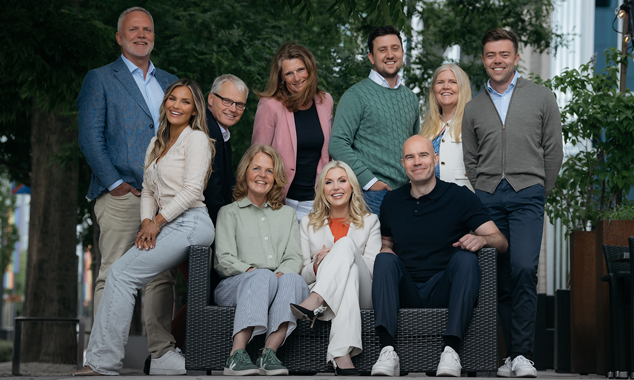 DNBs Oppstart og Vekst team står utenfor DNBs hovedkontor i Bjørvika.