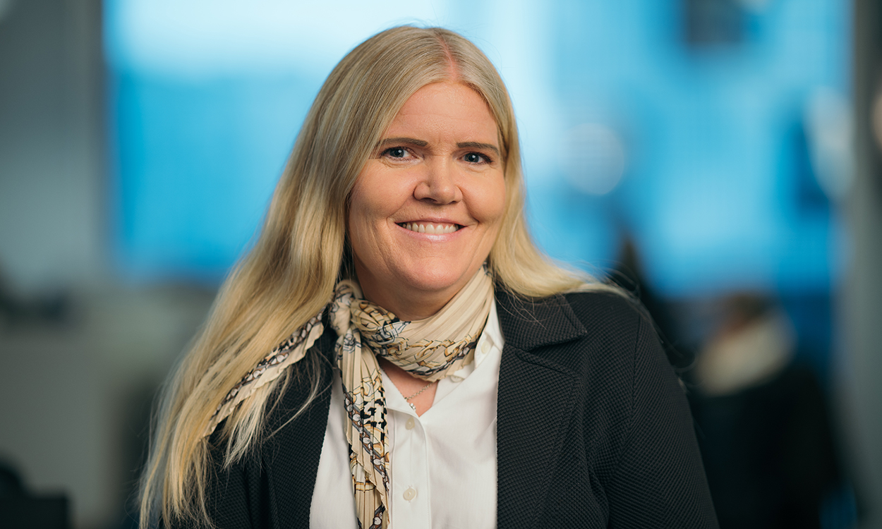 Irene Høyland Berg står i kontorlandskapet.