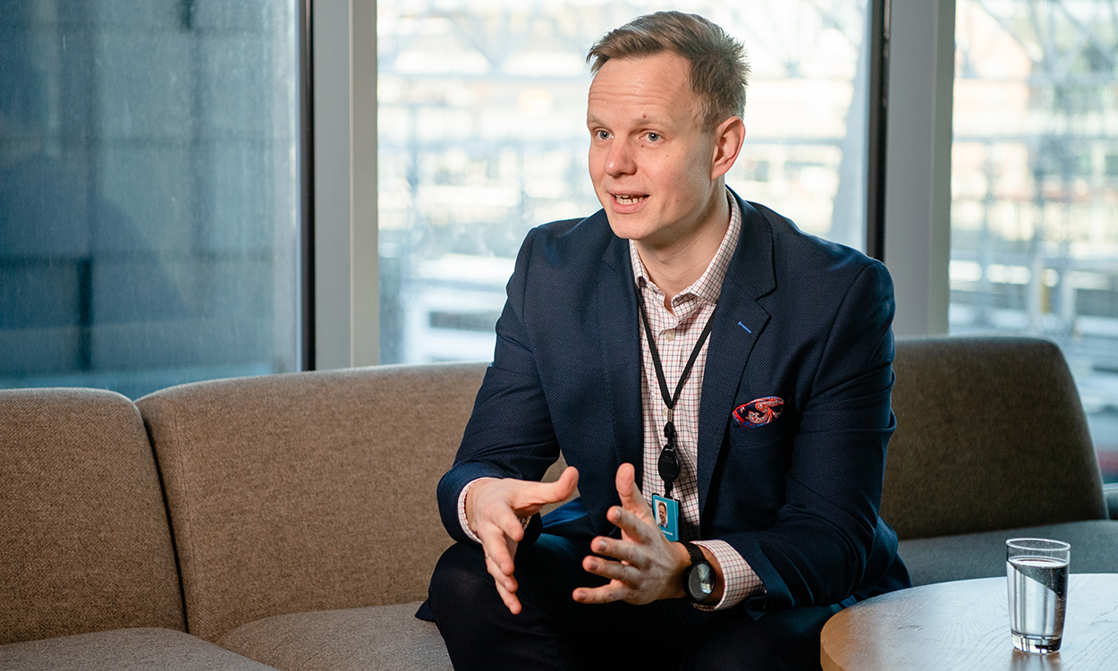 Terje A. Fjeldvær sittende og gestikulerende i en sofa i DNBs lokaler.