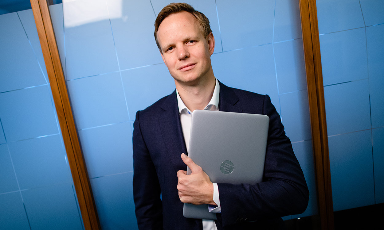 Terje A. Fjeldvær stående med laptop i armen.