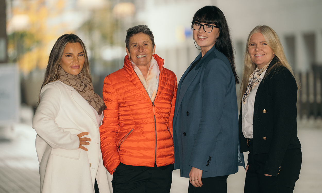 Sigrid Høisveen Ullekleiv, Kristin Berger Holter, Elena Johnsen Solvang og Irene Hoyland Berg står utenfor DNBs hovedkontor i Bjørvika. 