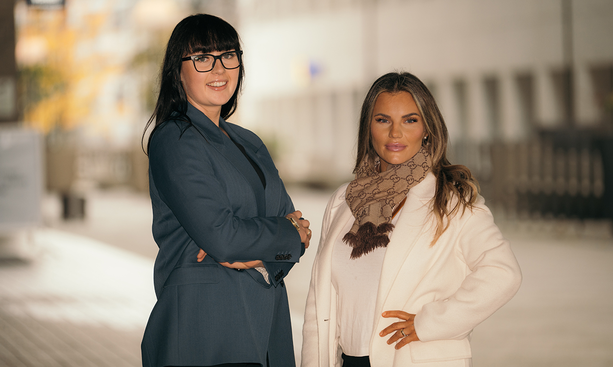 Elena Johnsen Solvang og Sigrid Høisveen Ullekleiv står utenfor DNBs hovedkontor i Bjørvika. 