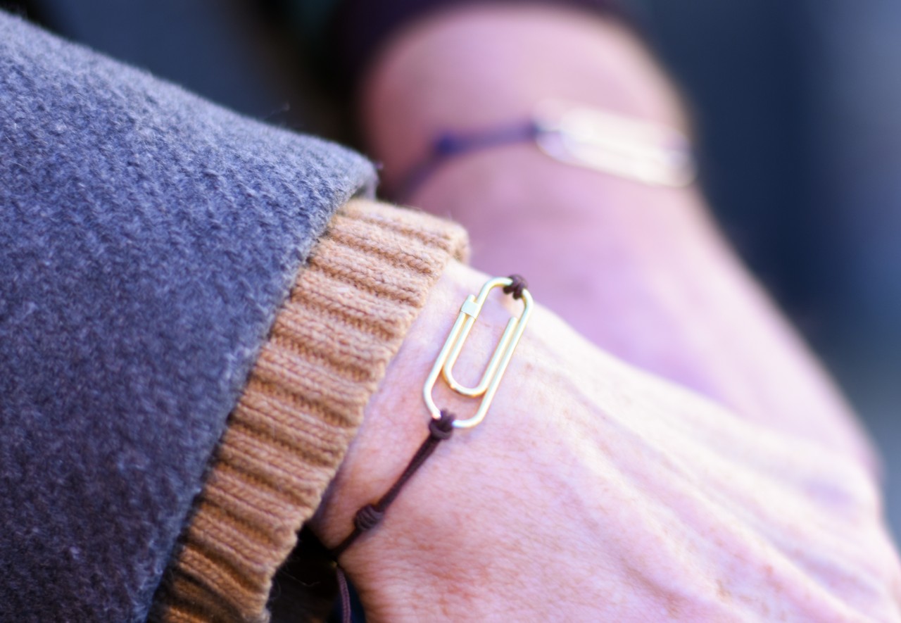 bilder av hender som bærer ingridsløyfens armbånd