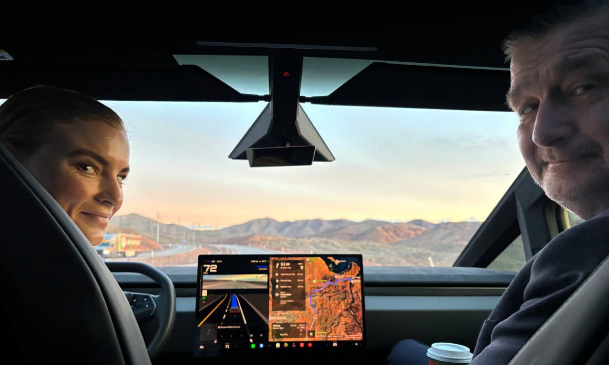 Emilie K. Engen og Audun W. Iversen sitter i en selvkjørende Tesla Cybertruck.
