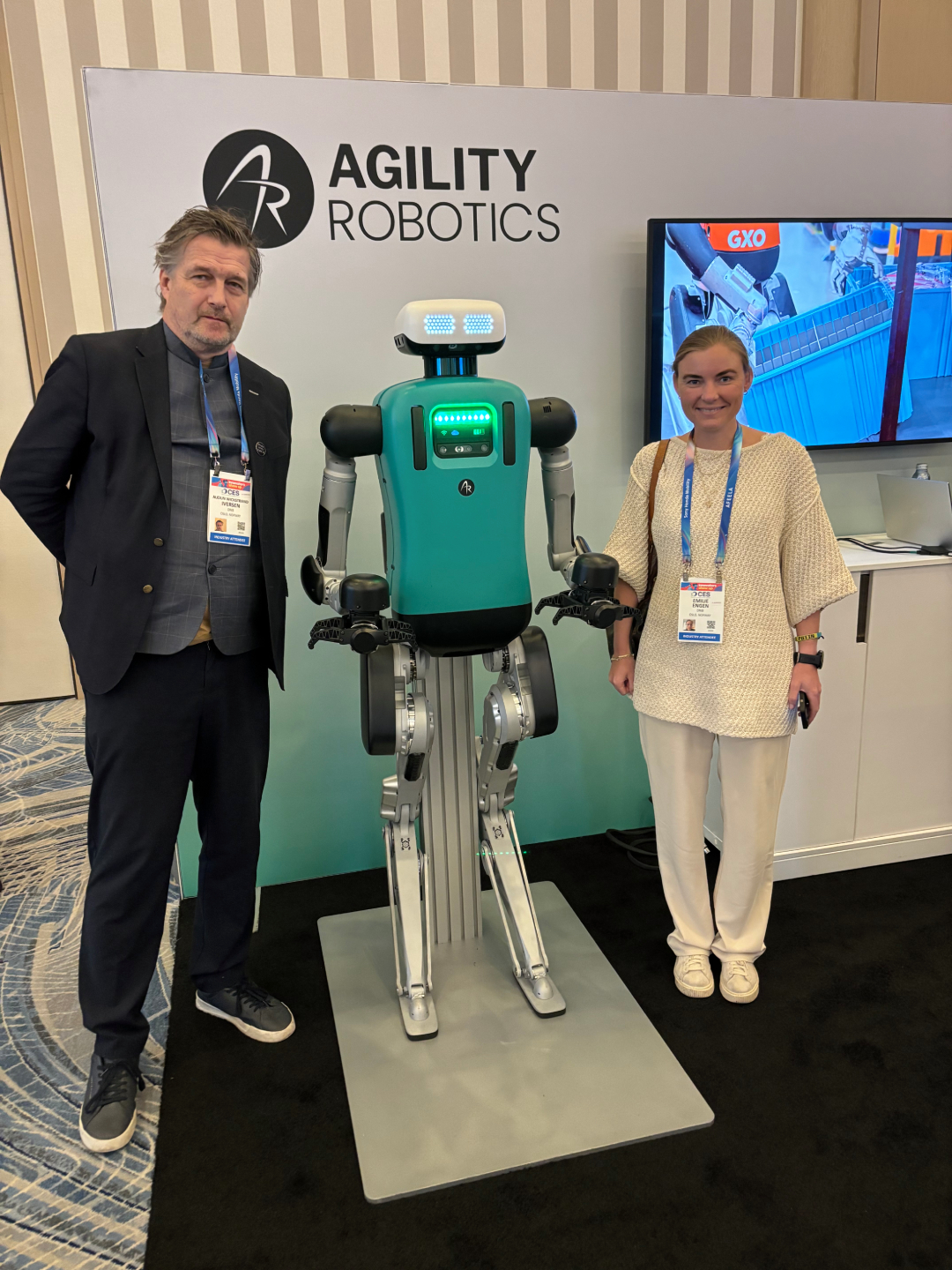 Audun Wickstrand Iversen og Emilie Engen står ved siden av en robot i menneskeform. Humanoid.