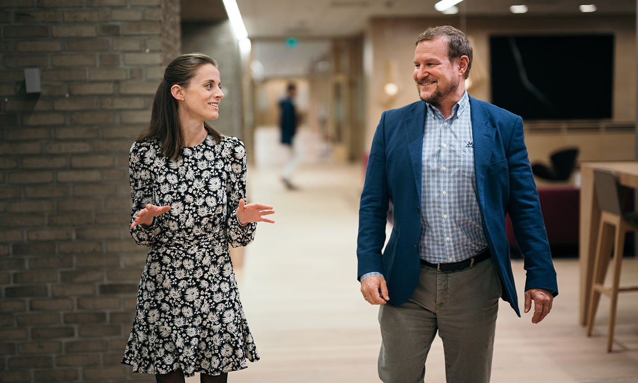 Ine Oftedahl prater med Alf Otterstad på Torget I DNB. i BJørvika. 