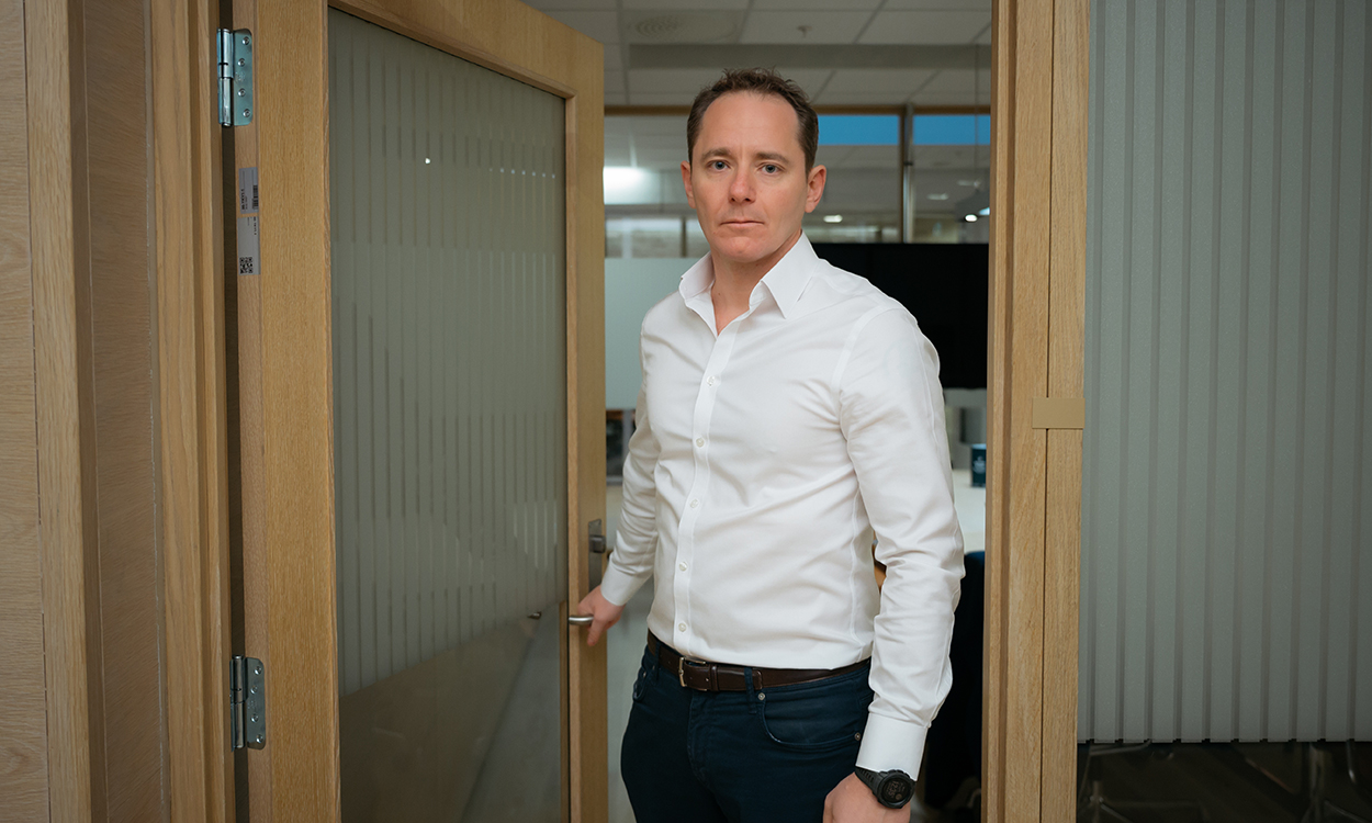 Sebastian Takle står i døråpningen.