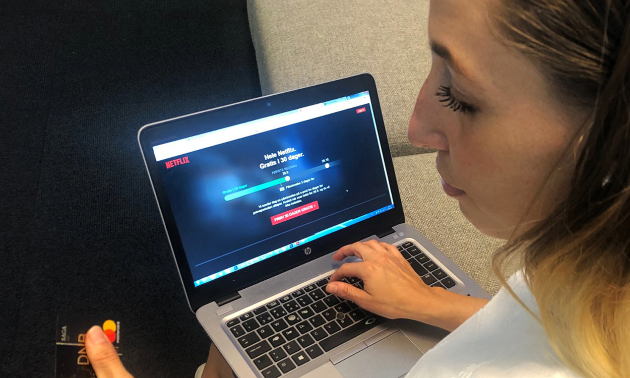 Illustrasjonsfoto: En kvinne sitter ved en laptop og legger inn kortnummeret sitt på Netflix.
