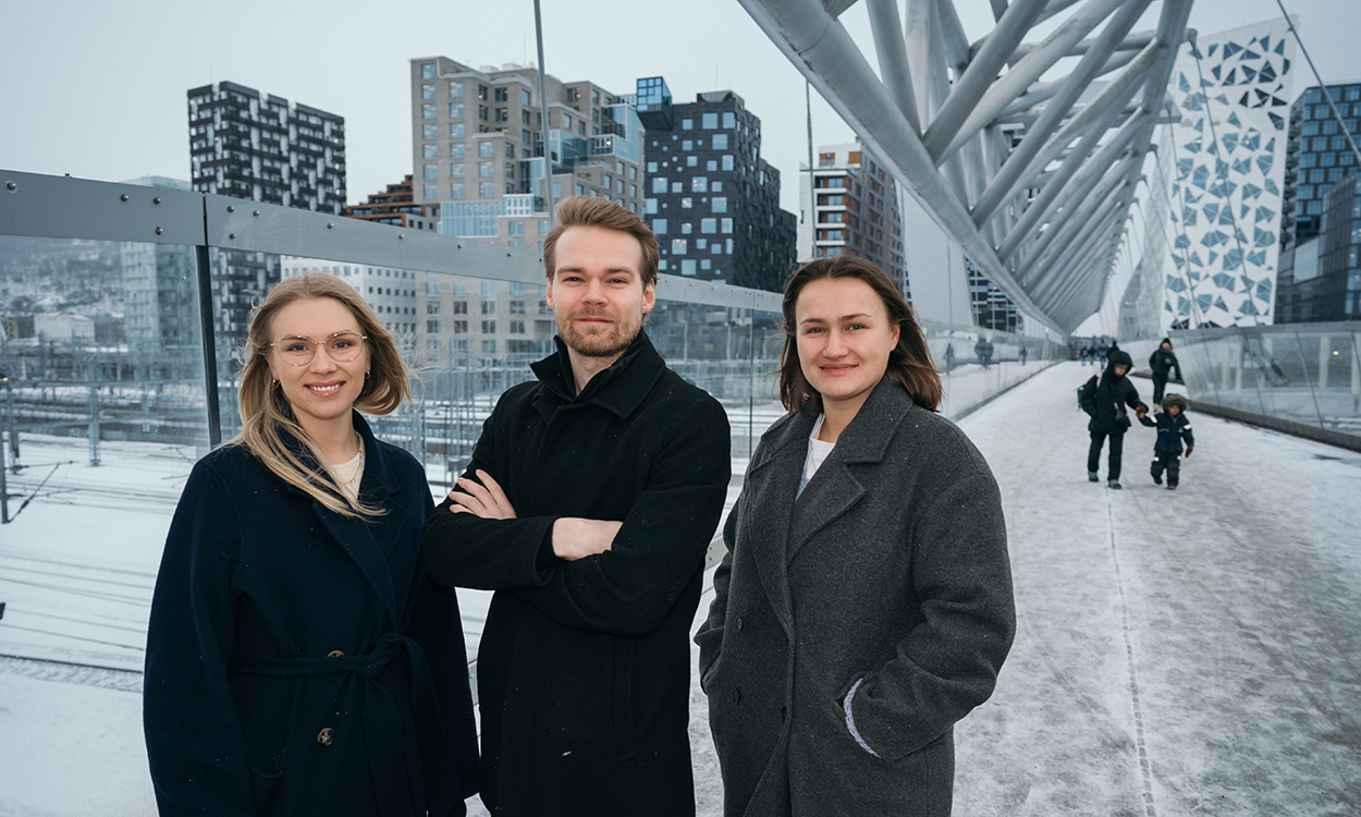 Amanda Midttun Søreide, Bjørn Schei og Regine Ruud står på broen Akrobaten som forbinder Bjørvika med Grønland i Oslo.
