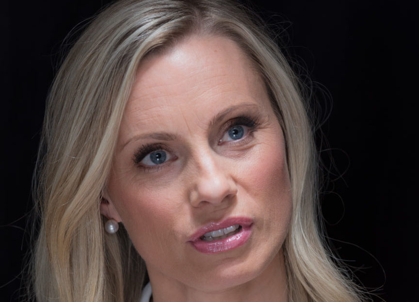 Silje Sandmæl har et alvorlig uttrykk mens hun ser ut til å snakke til noen bak kamereaet.