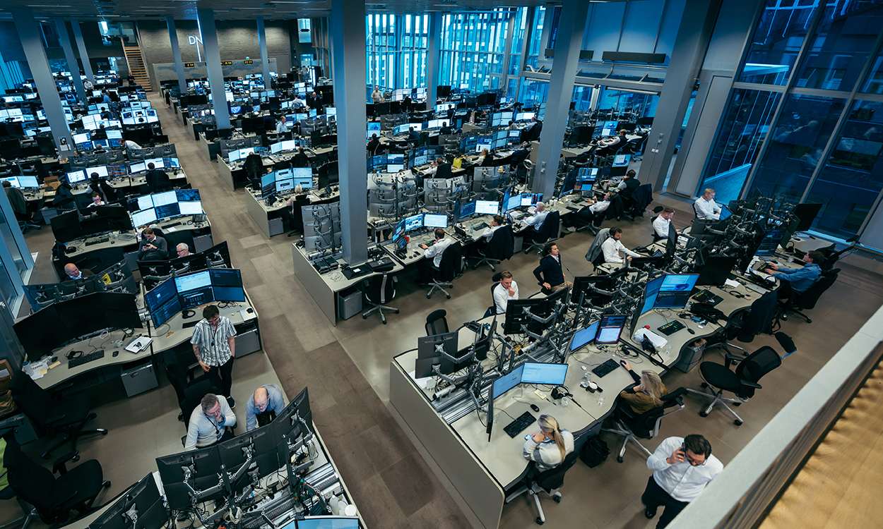 Stor aktivitet i DNB Markets meglerhall i Bjørvika. 