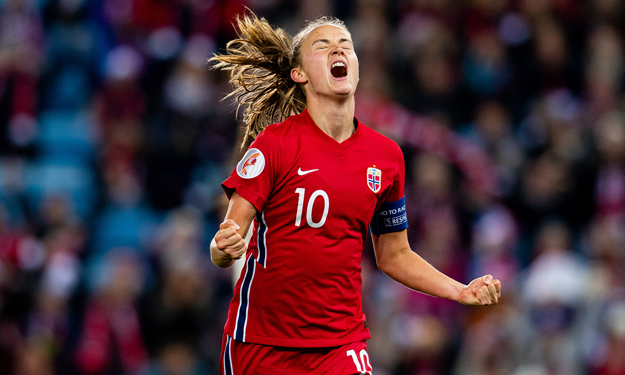 211026 Caroline Graham Hansen of Norway celebrates after scoring 2-0 during the FIFA Women's World Cup Qualifier football match between Norway and Belgium on October 26, 2021 in Oslo. Photo: Vegard Wivestad Grøtt / BILDBYRÅN / kod VG / VG0190