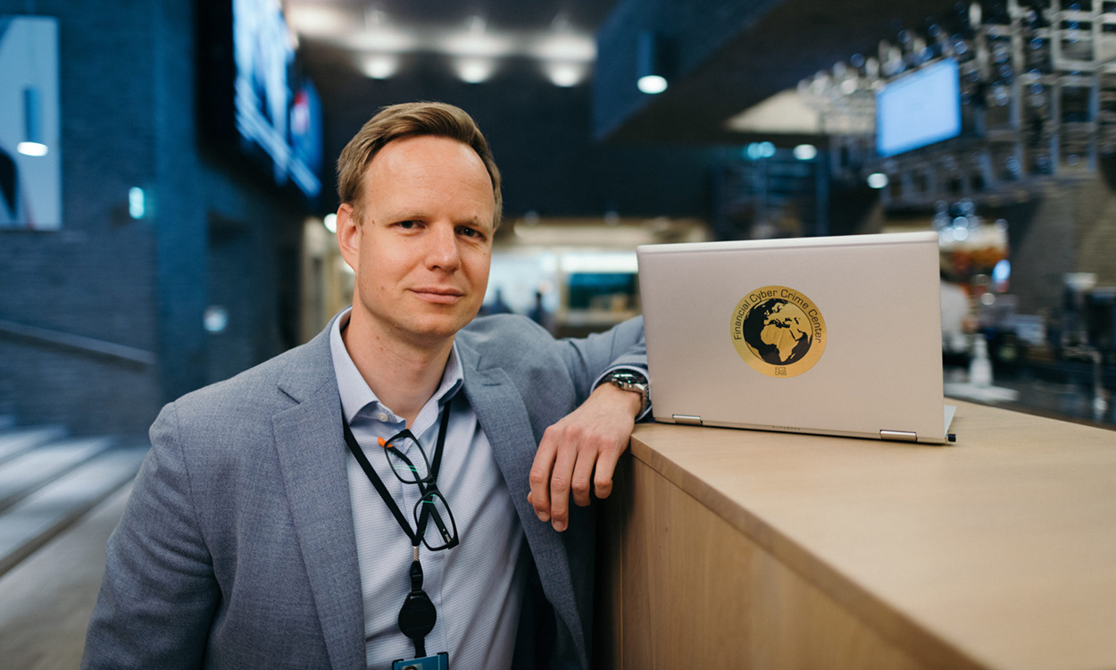 Terje A. Fjeldvær, stående, med PC-en vid siden av seg