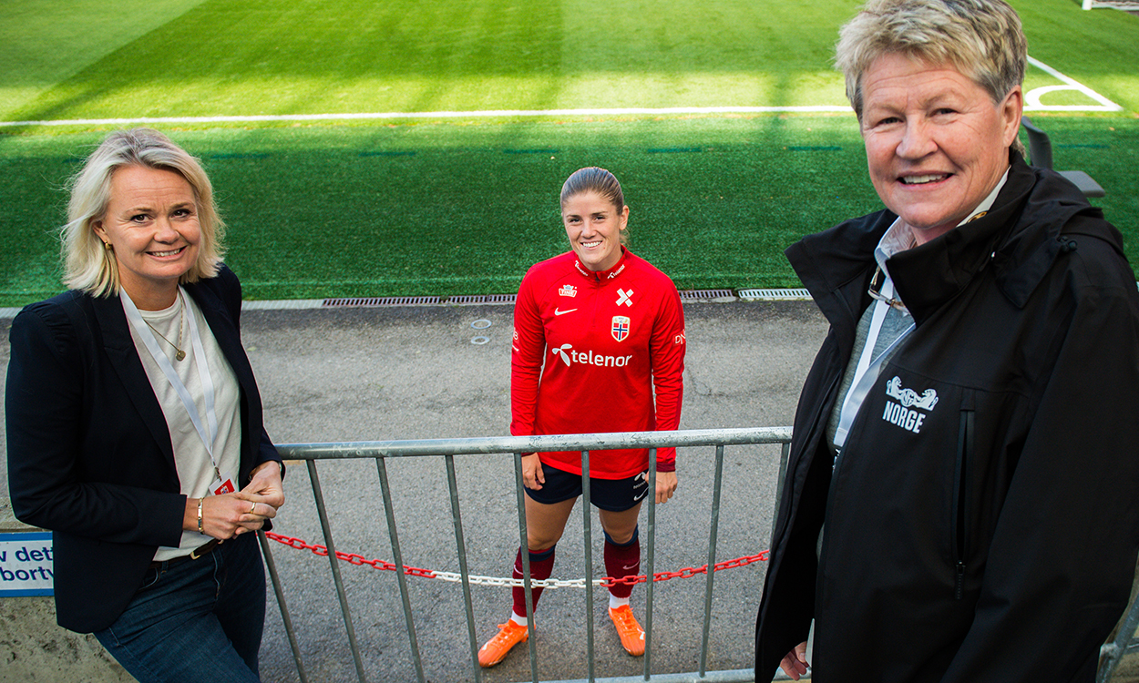 DNB blir sponsor for kvinnelandslaget i fotball de neste fire årene. SPILLER PÅ LAG: DNBs konserndirektør for personmarked, Ingjerd Blekeli Spiten(t.v.), landslagskaptein Maren Mjelde og Heidi Støre (t.h.), seksjonslederfor toppklubbutvikling i NFF fotografert på Ullevaal Stadion.Foto: Jostein Magnussen, VG