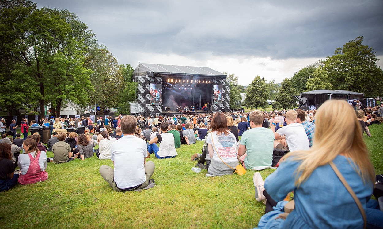 Publikum set foran scenen til konsert med Den norske supergruppe Hollywood under Øyafestivalen 2019 i Oslo. (Fotokredit: Gonzales Photo - Tord Litleskare).