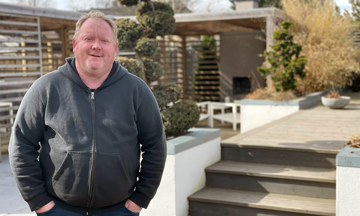 Darren Saines foran bassengområdet i hans egen hage