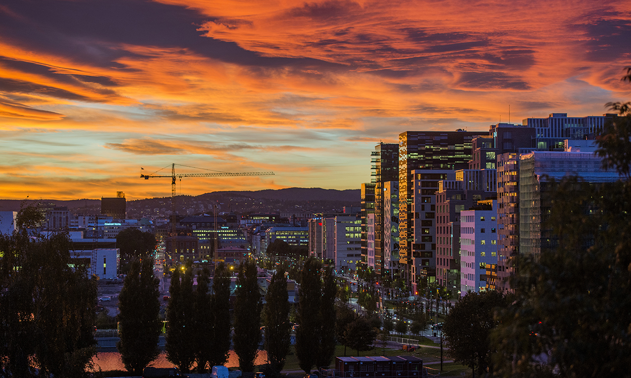 Solnedgang over Barcoderekken og Oslo sentrum torsdag kveld. Foto: Fredrik Varfjell / NTB scanpix