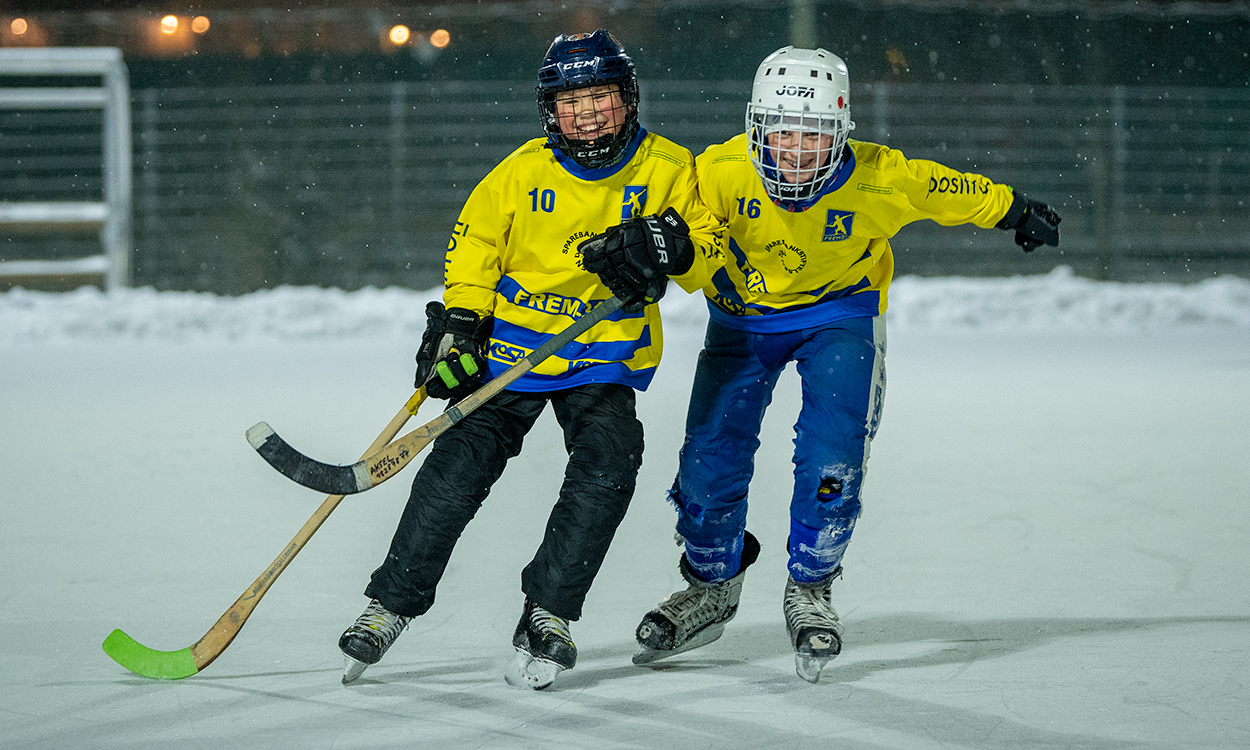 Bandyklubben FREM-31 har trening på isen. 